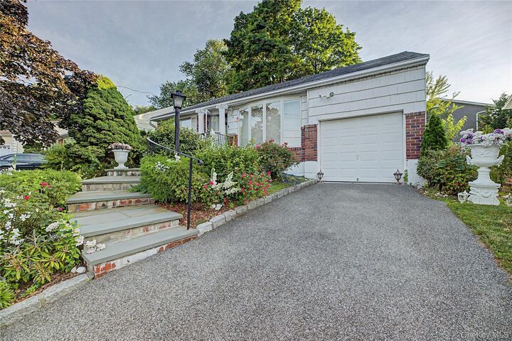 Property Photo:  6 Westwind Road  NY 10710 