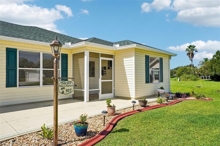 Property Photo: 917 Eastmont Court FL 32162
