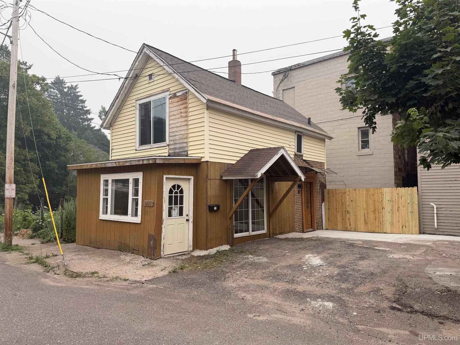 Property Photo:  860 W Franklin Street  MI 49930 