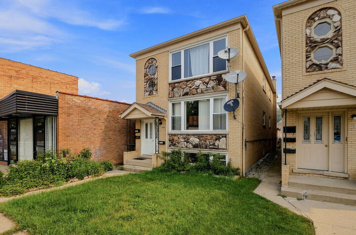 Property Photo: 5789 N Elston Avenue IL 60646
