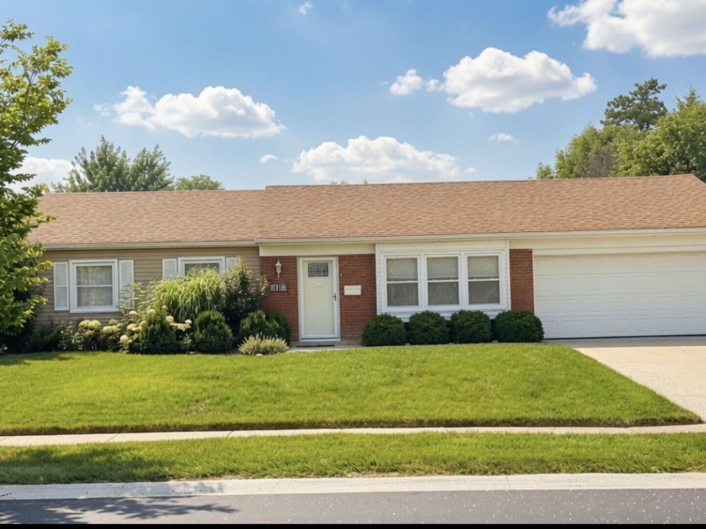 Property Photo: 1316 Chalfont Drive IL 60194