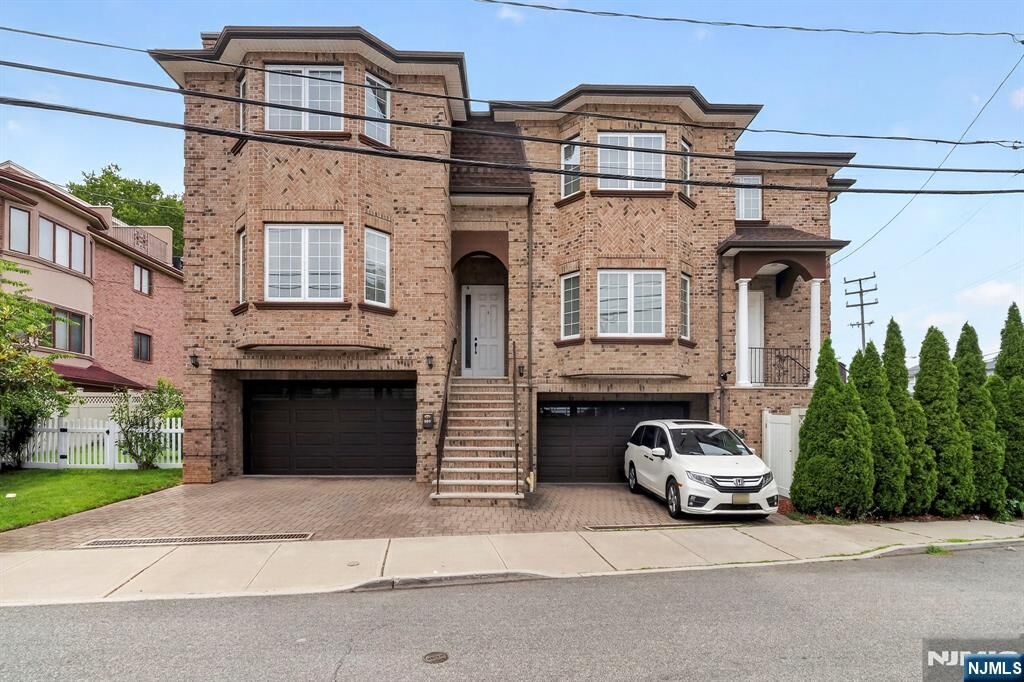 Property Photo:  809 Edgewood Lane  NJ 07024 