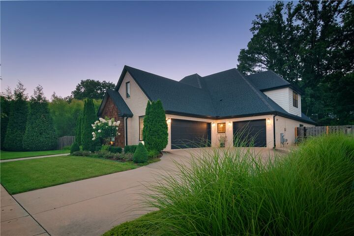 Property Photo:  2414 E Absolute Street  AR 72701 