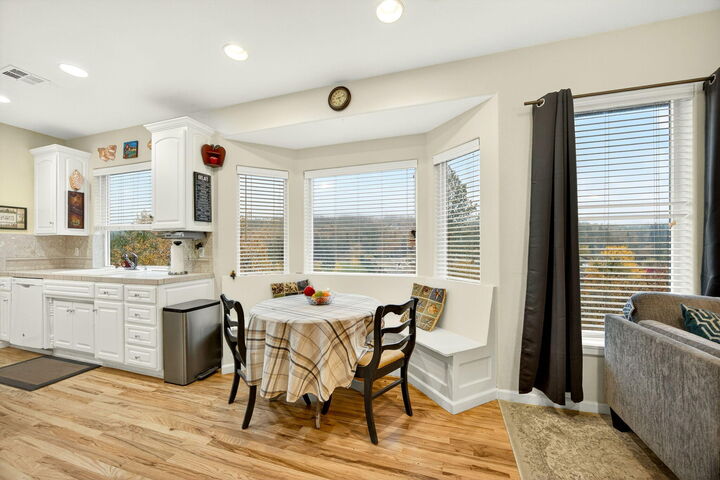 Property Photo: 1550 Panoramic Loop OR 97527