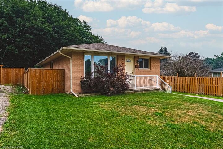 Property Photo: 7 Chapman Court ON N3C 2X1