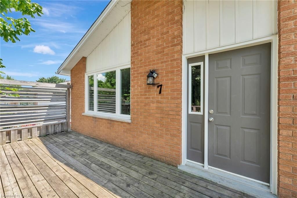 Property Photo: 7 Hillside Drive ON N2E 1R1