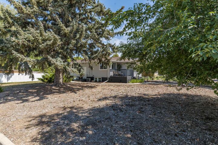 Property Photo:  206 7 Street SE  AB T1A 1J6 