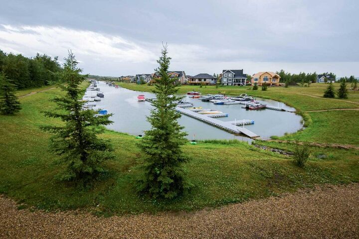 Property Photo: 431 Summer Crescent AB T0C 2J0