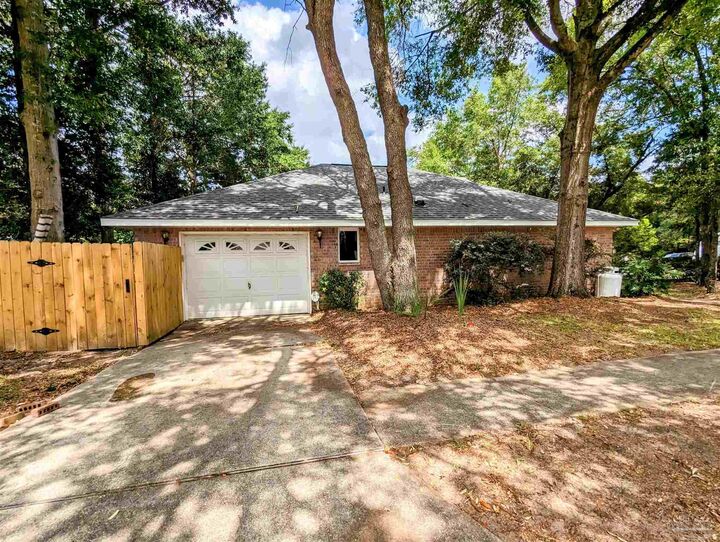 Property Photo: 9150 Stillbridge Ln FL 32514