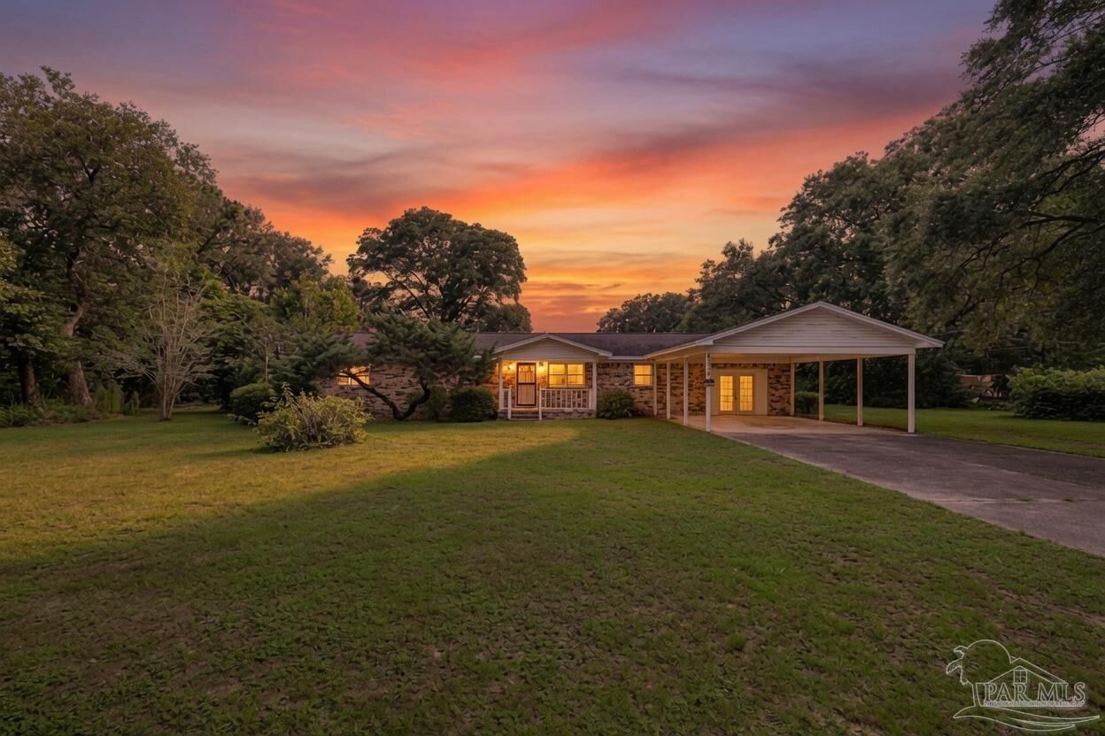 Property Photo: 4808 Friendly St FL 32571