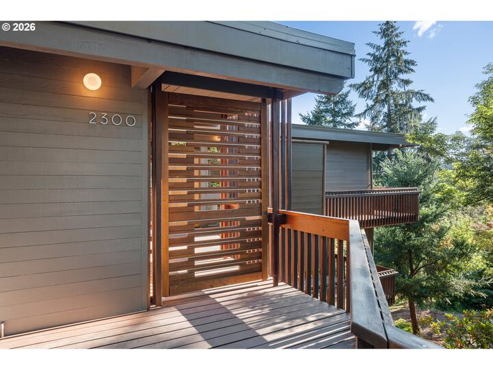 Property Photo: 2300 Parkside Ln OR 97403