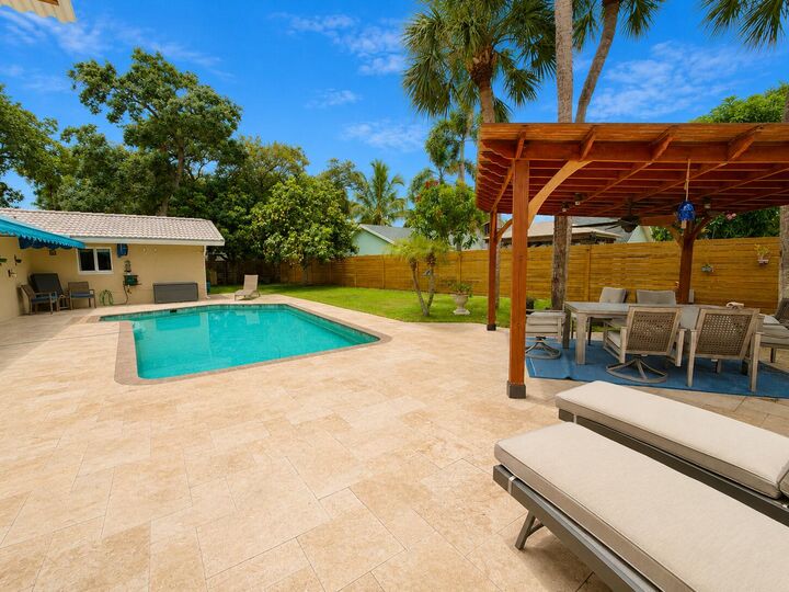 Property Photo: 32 SW 14th Avenue FL 33486