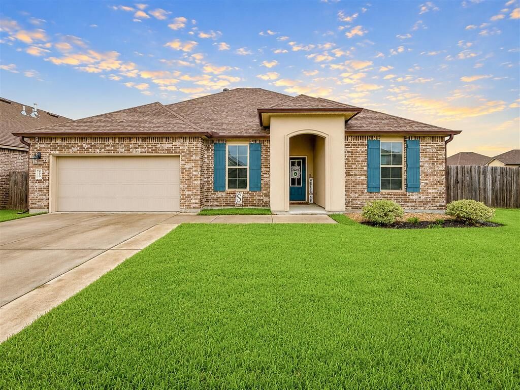 Property Photo:  4610 E Ridge Road E  LA 70607 
