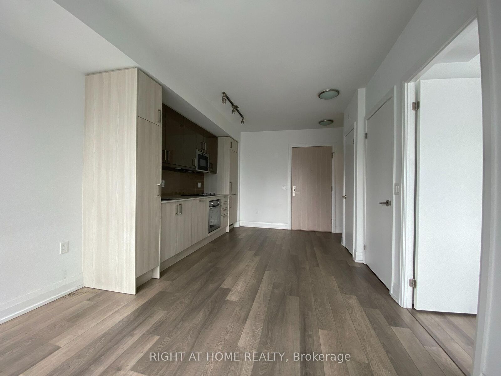 Property Photo: 77 Mutual Street 1906 ON M5B 0B9