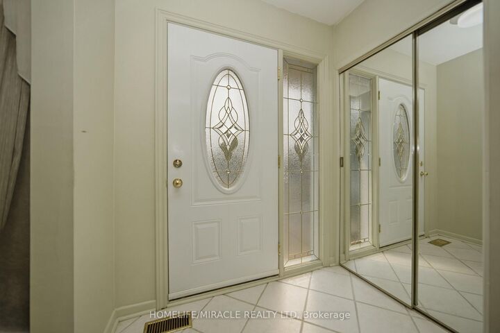 Property Photo: 7089 Landen Court ON L4T 2H9