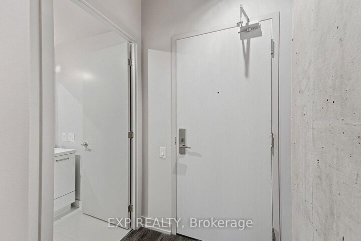 Property Photo: 39 Brant Street 416 ON M5V 0M8