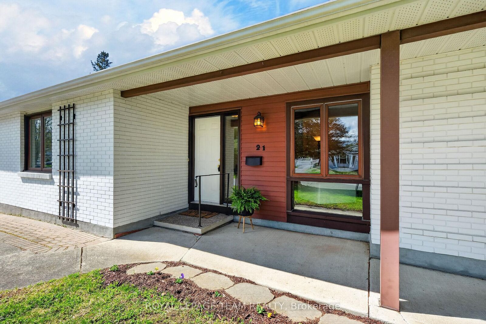 Property Photo: 21 Lindhurst Crescent ON K2G 0T8