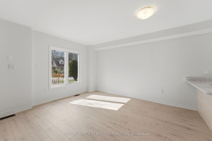 Photo de la propriété: 54 Touraine Avenue 3 ON M3H 1R2