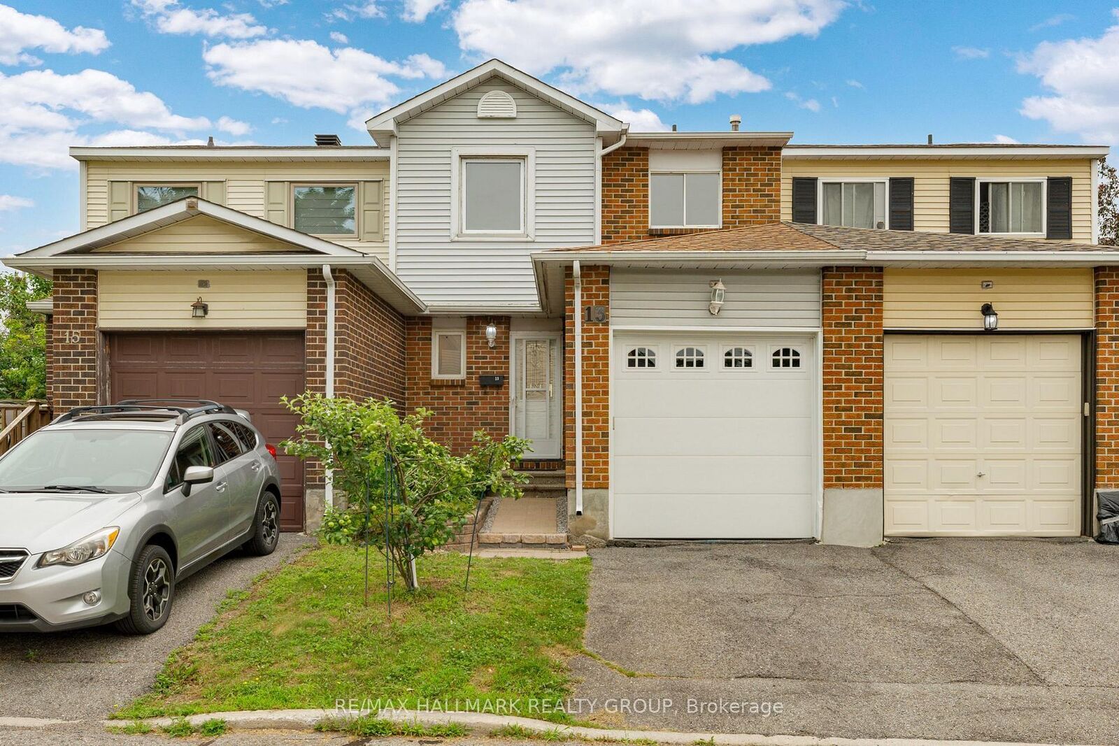 Property Photo: 13 Sunridge Lane 39 ON K2J 2N9
