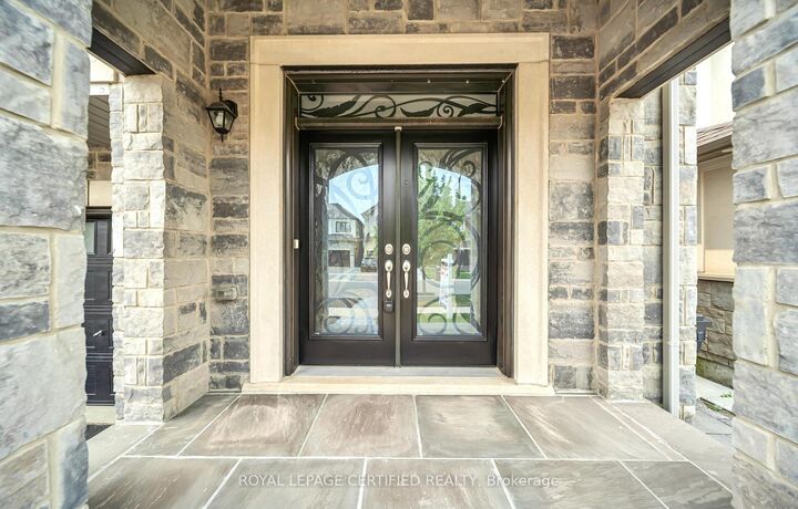 Property Photo: 18 Vineyard Drive ON L6Y 2A5
