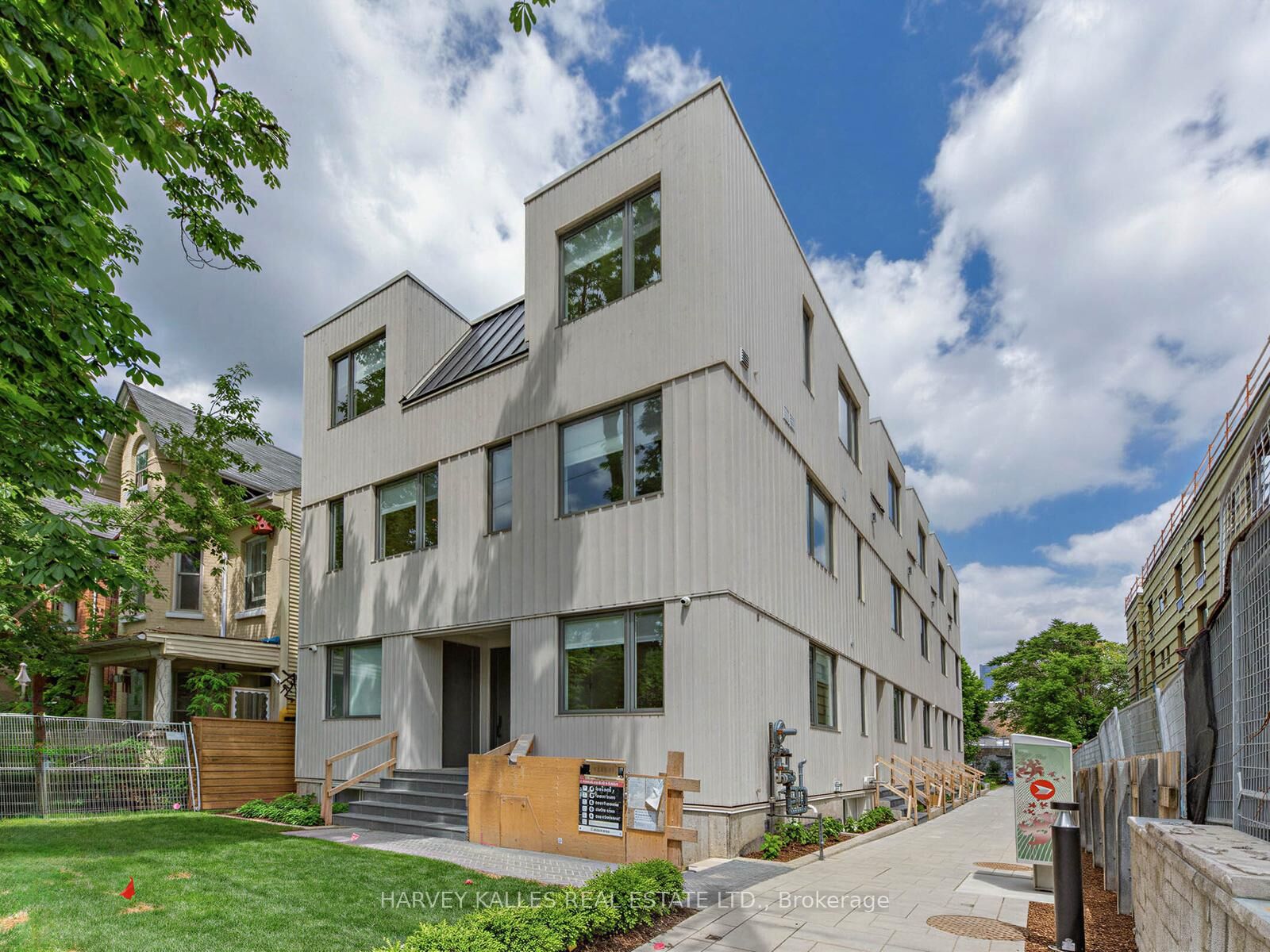 Property Photo: 45 Bellevue Avenue 1A ON M5T 2N5