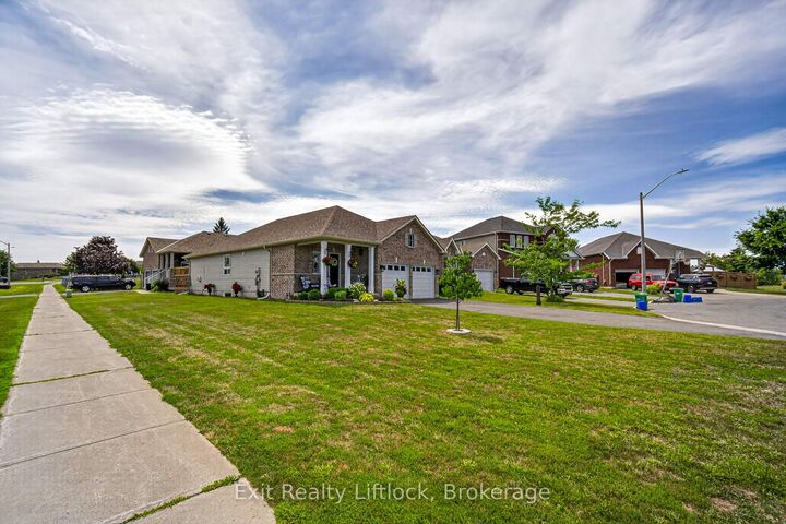 Property Photo: 1 McGregor Court ON K9L 0B7
