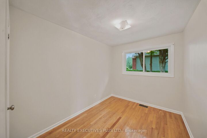 Property Photo: 2593 Cleroux Crescent ON K1W 1B6