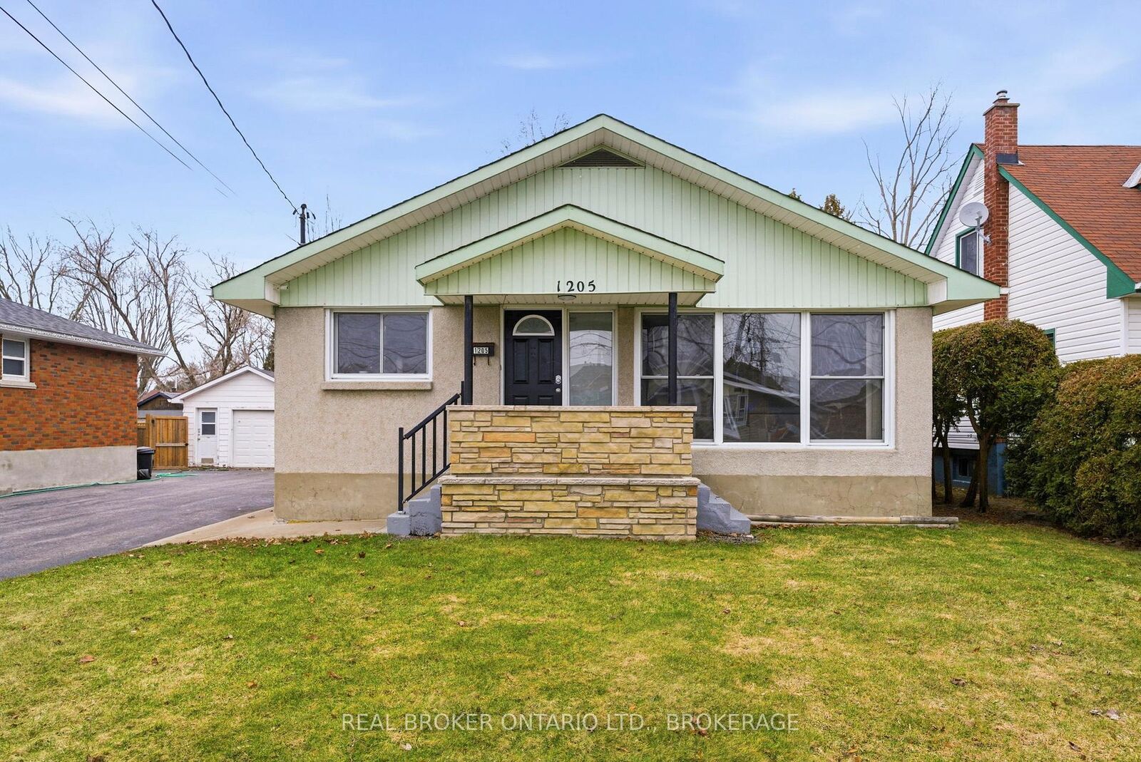 Property Photo: 1205 Osborne Avenue ON K6J 1L2
