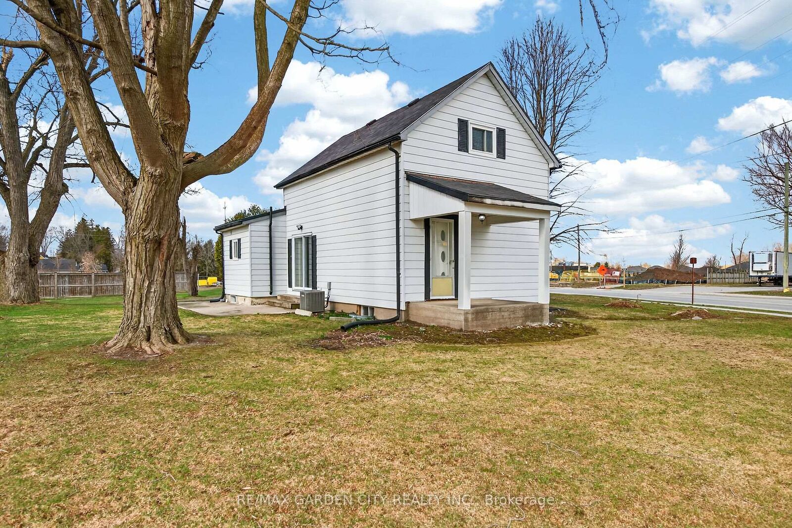 Property Photo: 407 Bell Street ON N5C 2P7