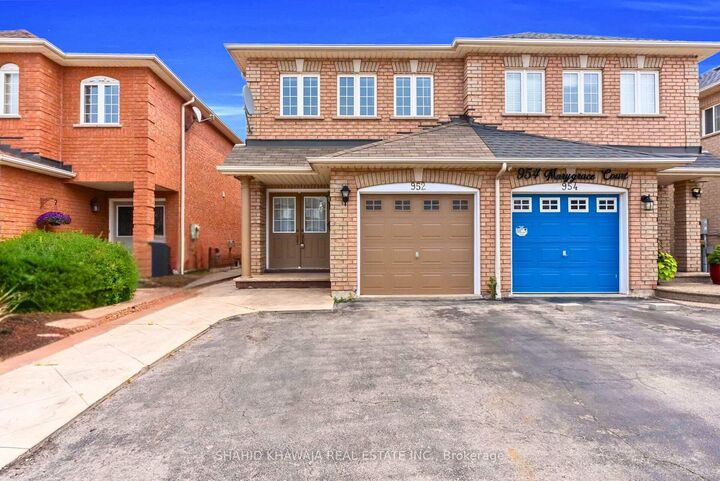 Property Photo: 952 Marygrace Court ON L5V 2V7