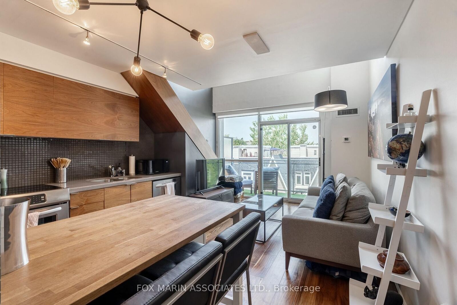 Property Photo: 954 King Street W 517 ON M6K 3L9