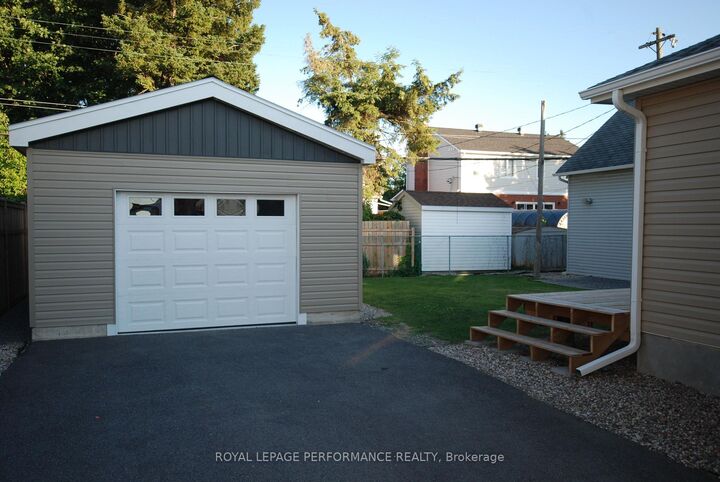 Property Photo: 1482 Laperriere Avenue ON K1Z 7S9