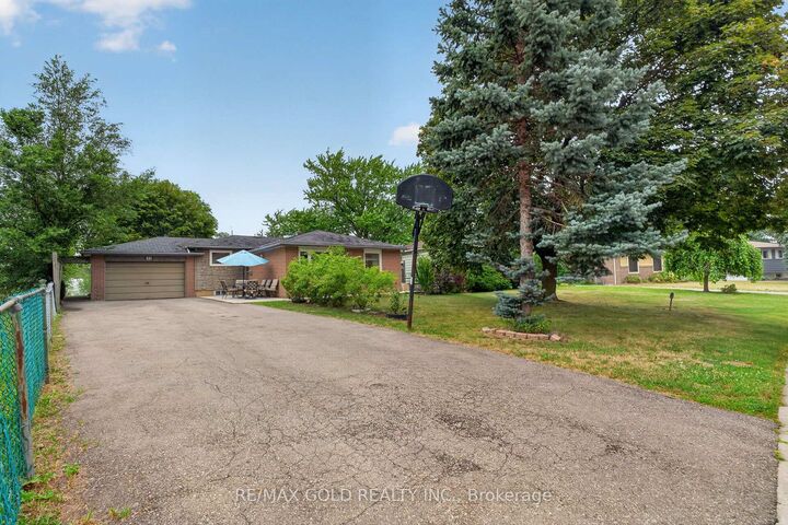Property Photo: 32 Dunblaine Crescent ON L6T 3H2