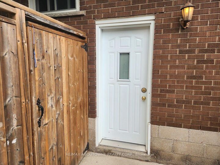 Property Photo: 18 Greeningdon Drive Lower ON L9A 3A7