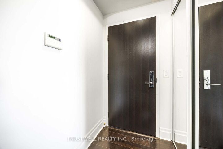 Property Photo: 151 Upper Duke Crescent 1207 ON L6G 0E1