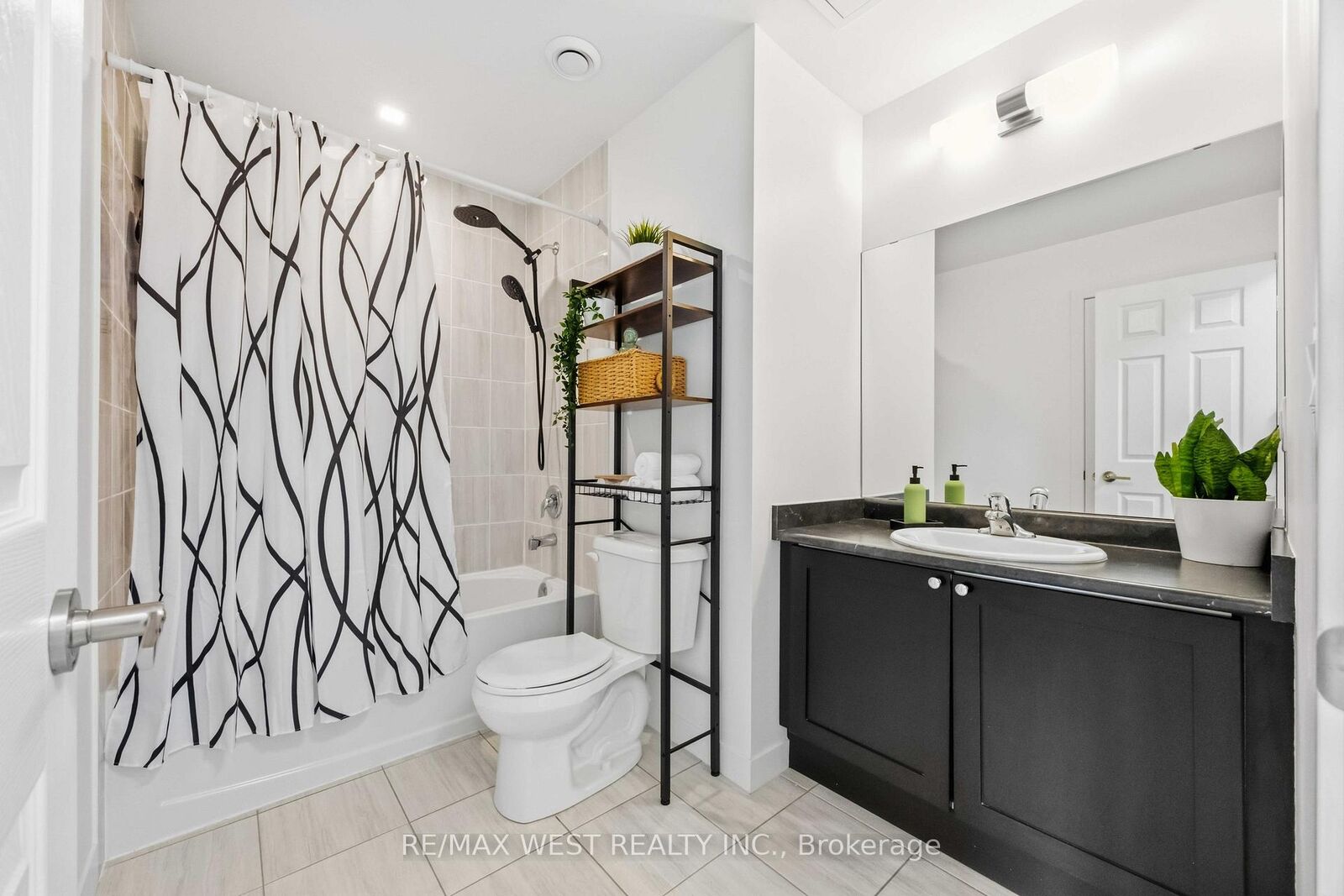 Property Photo:  6 Bicknell Avenue 1  ON M6M 0B4 
