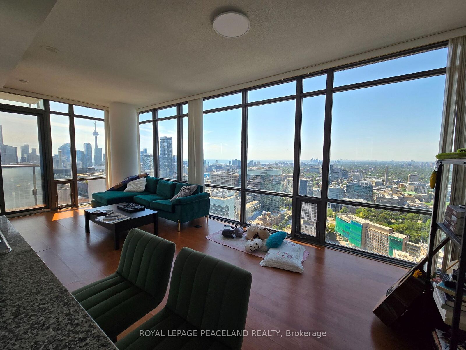 Property Photo: 38 Grenville Street 4103 ON M4Y 1A5