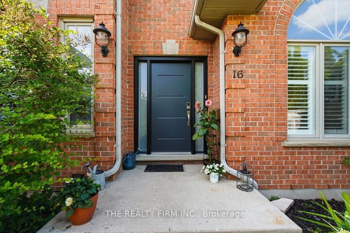 Property Photo: 16 Fitzwilliam Boulevard ON N6H 5H9