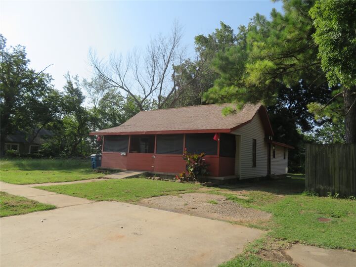 Property Photo: 817 W Moses Street OK 74023