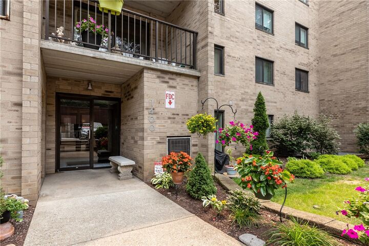 Property Photo:  1400 Smokey Wood Dr 406  PA 15218 