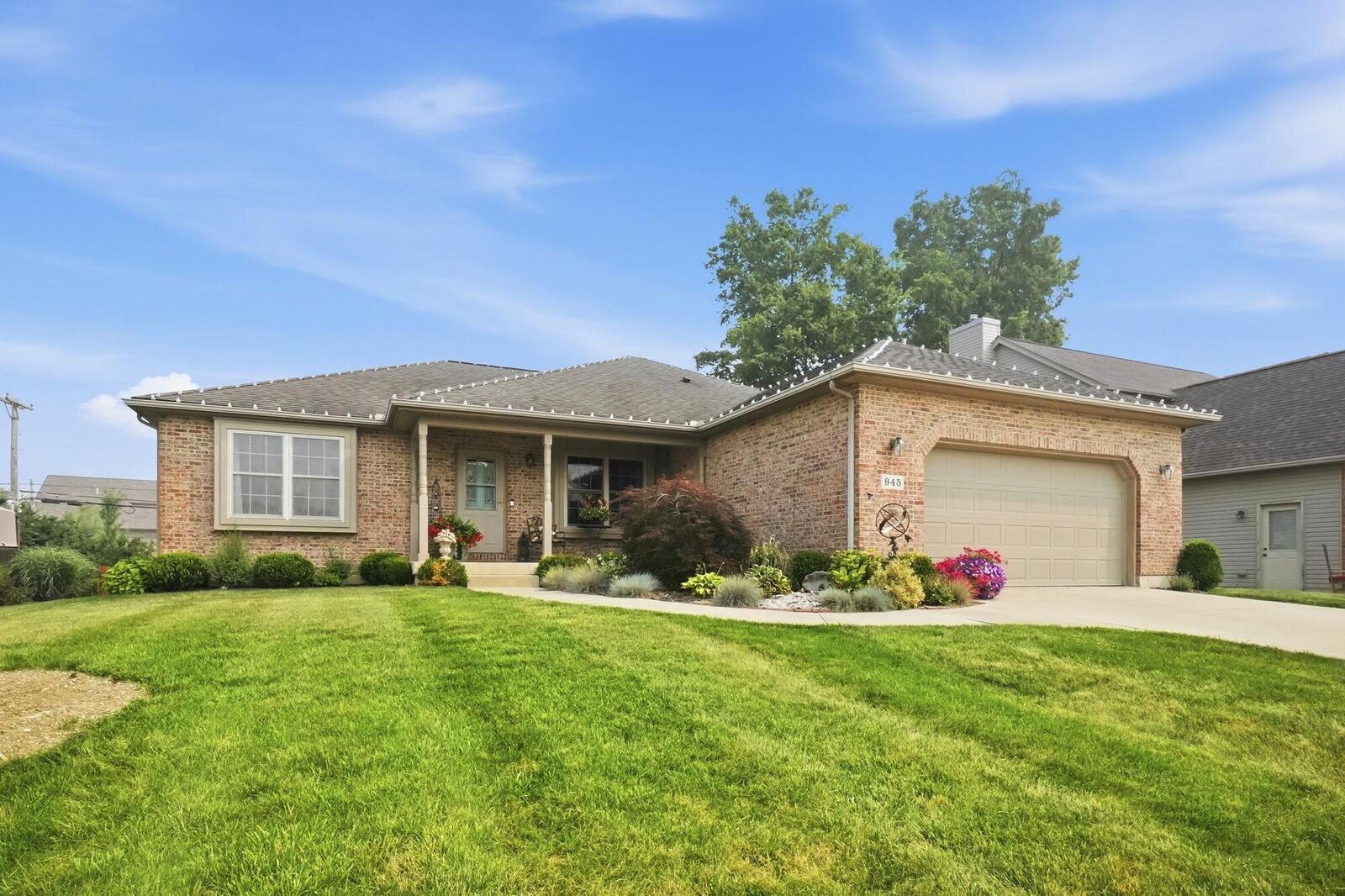 Property Photo: 945 Oak Hill Court OH 45373