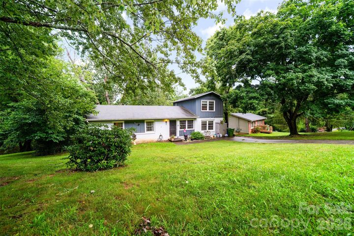 Property Photo: 6 Hillview Circle NC 28805