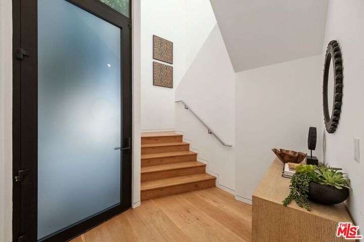 Property Photo: 462 N Croft Ave CA 90048