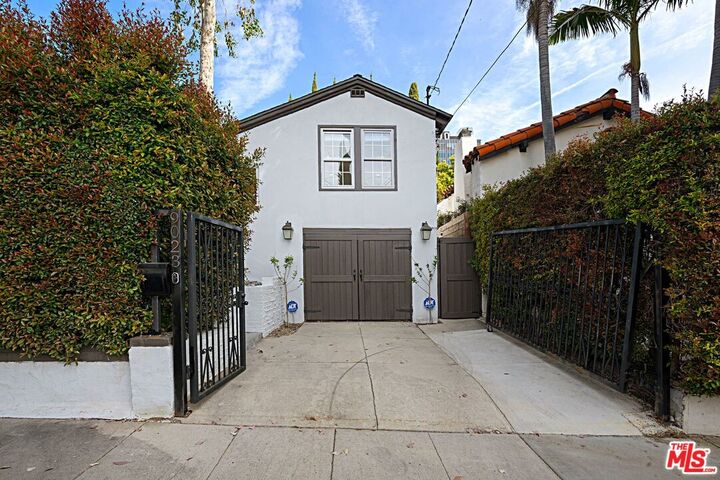 Property Photo: 9023 Phyllis Ave CA 90069