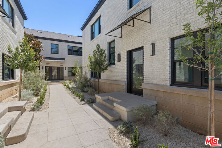 Property Photo: 1406 S Wilton Pl CA 90019