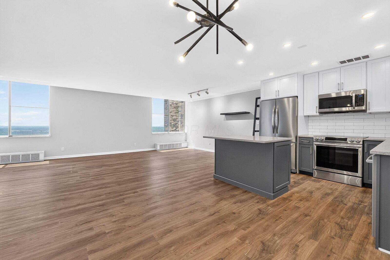 Property Photo: 1000 Urlin Avenue OH 43212