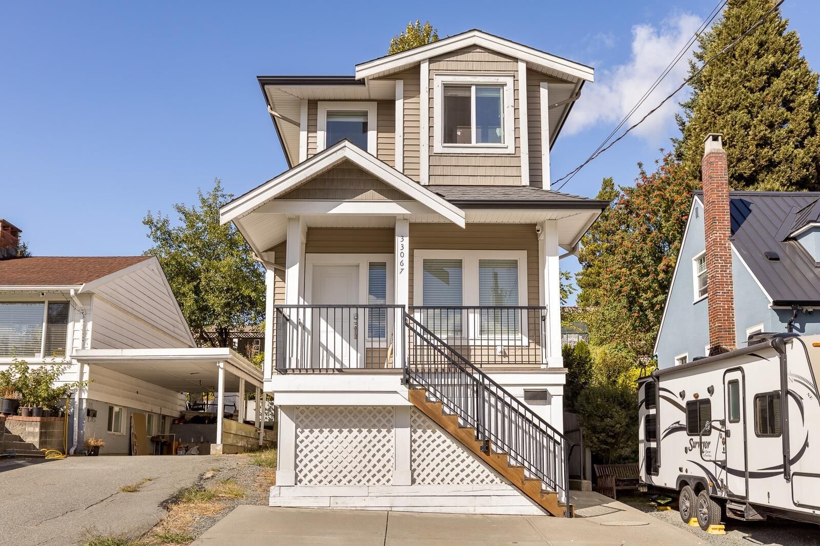 Property Photo: 33067 6th Avenue BC V2V 1Z8