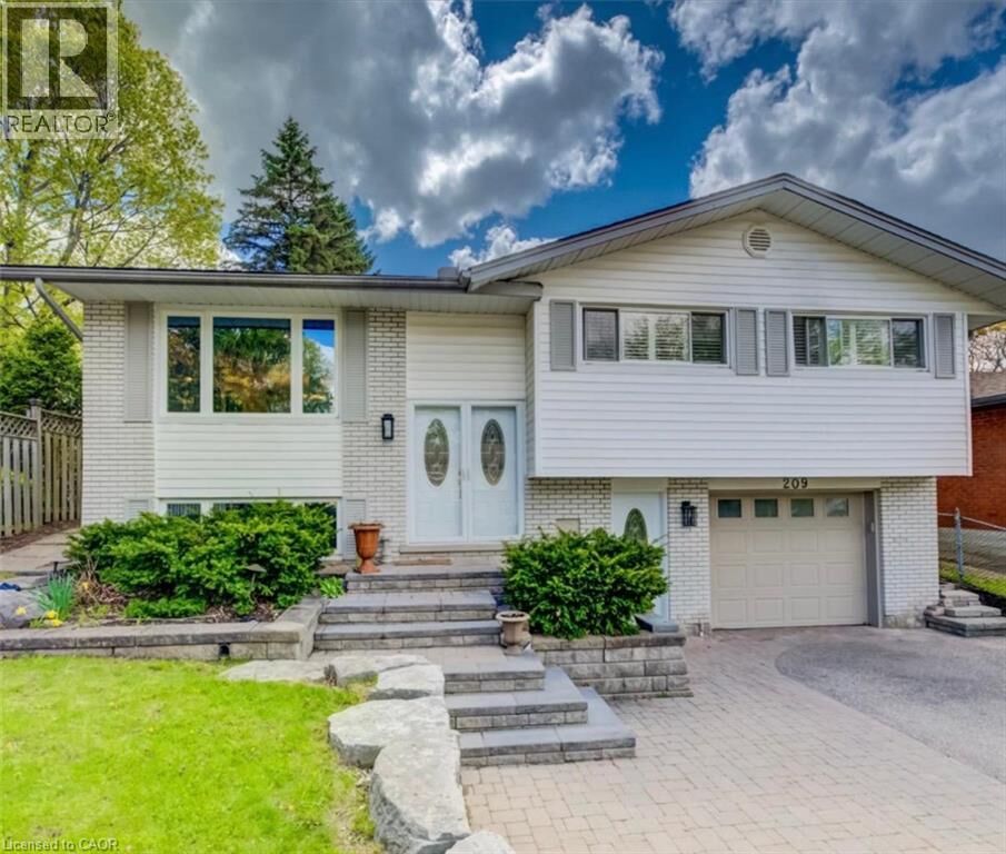 Property Photo: 209 Willowdale Avenue Upper ON N2J 3M2
