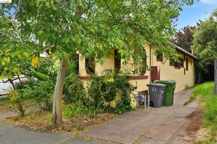 Property Photo: 2219 Derby St CA 94705