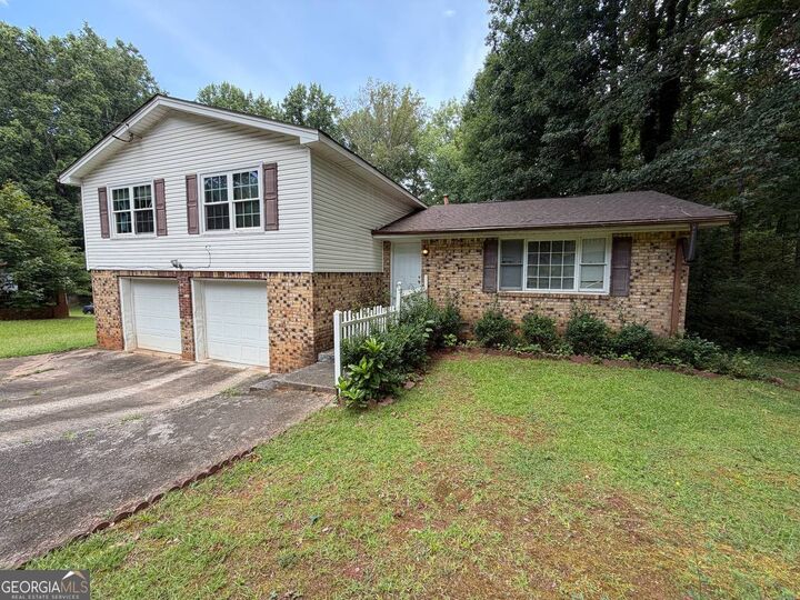 Property Photo:  221 Lucan Way  GA 30274 